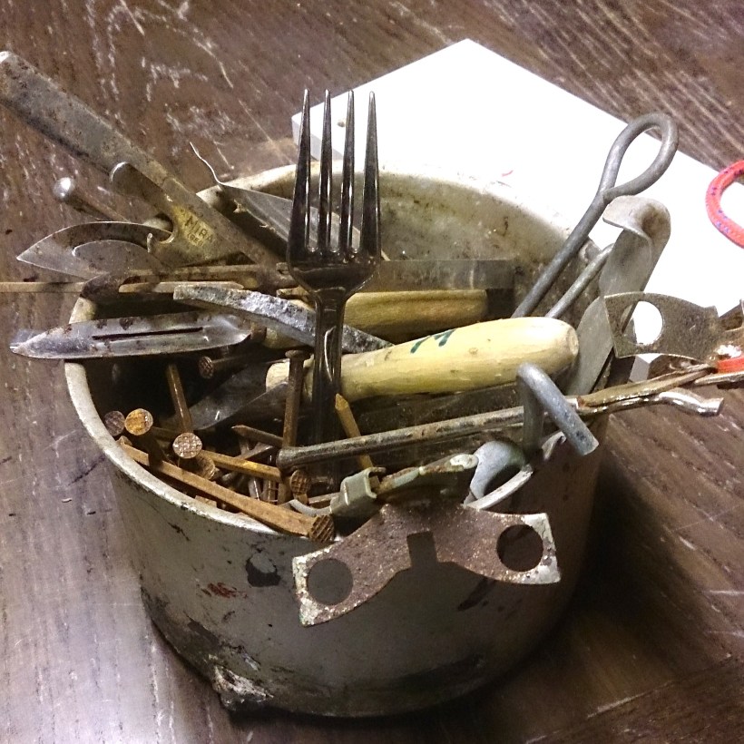 Avdeling for boksopnarar, potetskrellarar, spiker og små teltpluggar.